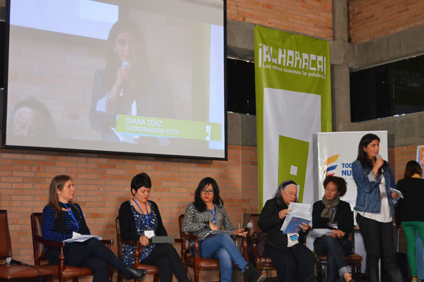 reflexión público hablando en Bogotá y Medellín