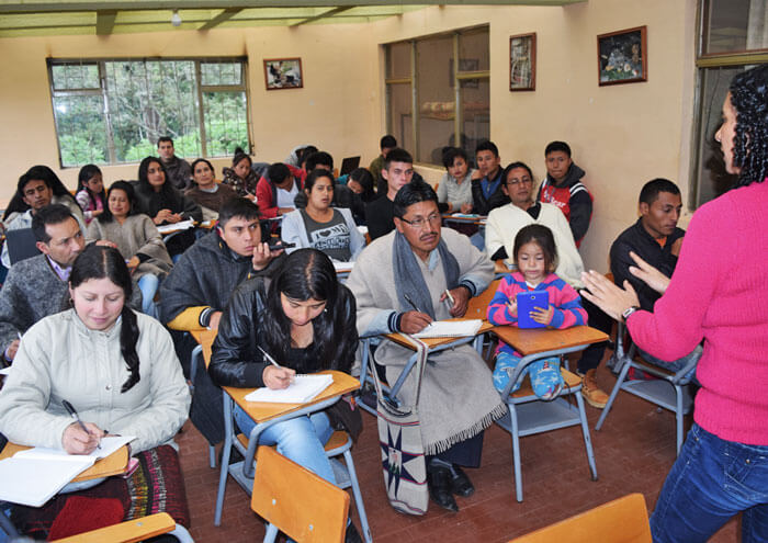 Escuelas propias y procesos de formación en comunicación indígena