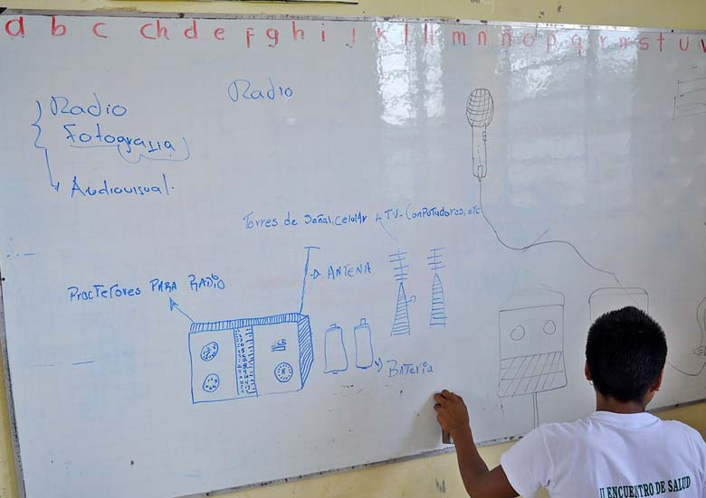 Escuelas propias y procesos de formación en comunicación indígena